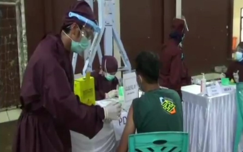 Takut Jarum Suntik, Vaksinasi Covid-19 Pedagang Pasar di Kuningan Sepi Peminat