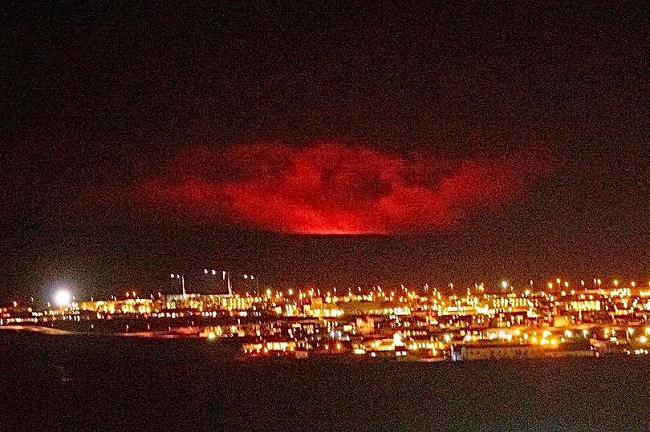 Gunung Meletus, Langit di Kota Ini Memerah