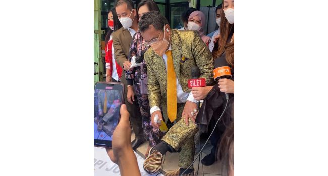  Hotman Paris Mengaku Keren Setiap Hari, Pamer Sepatu Seharga Rp80 Juta