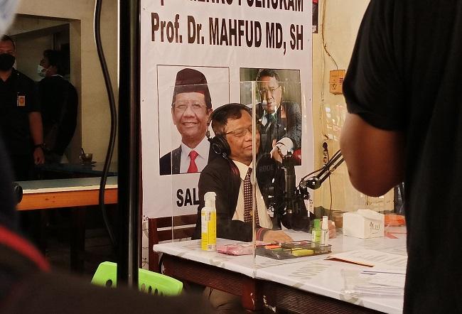 Begini Momen Mahfud MD Ngopi dan Bikin Podcast Bareng Hotman Paris di Kopi Johny