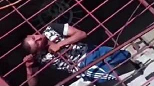 Maling Apes, Kepala Terjebak di Pagar Besi Hampir 3 Jam saat Hendak Mencuri