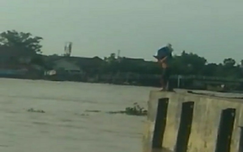 Viral Pria Buang Sampah ke Sungai Musi, Netizen: Banjir Salahkan Pemerintah