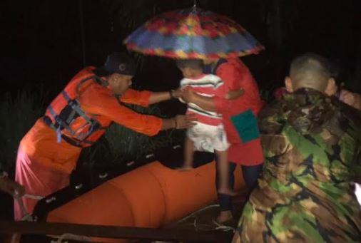 Banjir 1,5 Meter Landa Padang Pariaman, Petugas Evakuasi Warga