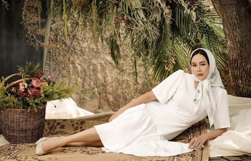 4 Gaya Aduhai Aura Kasih dengan Dress dan Rok, Netizen: Mama Muda Cantik!