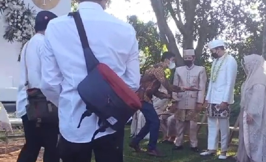 Kenakan Pakaian Serba Putih, Ikbal Fauzi Siap Ucapkan Ijab Kabul 