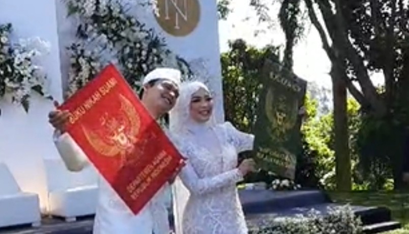 Ikbal Fauzi dan Novia Giana Pamer Buku Nikah Raksasa, Netizen Menangis 