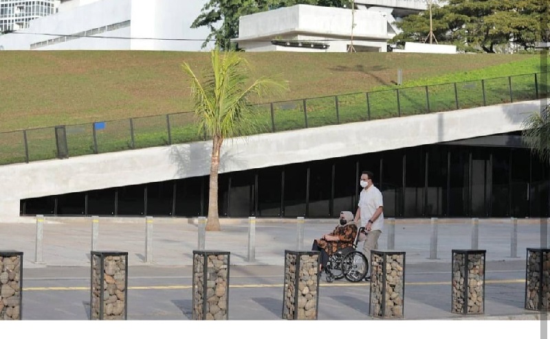 Jalan-Jalan Sore, Anies Ajak Ibunda Tinjau Proyek Revitalisasi TIM