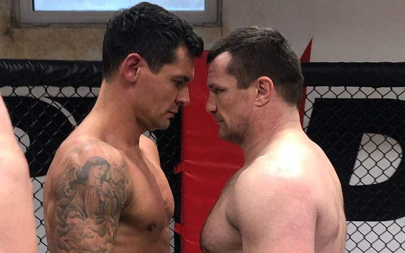 Duel dengan Petarung MMA, Mantan Bek Liverpool Terkapar dalam Hitungan Detik