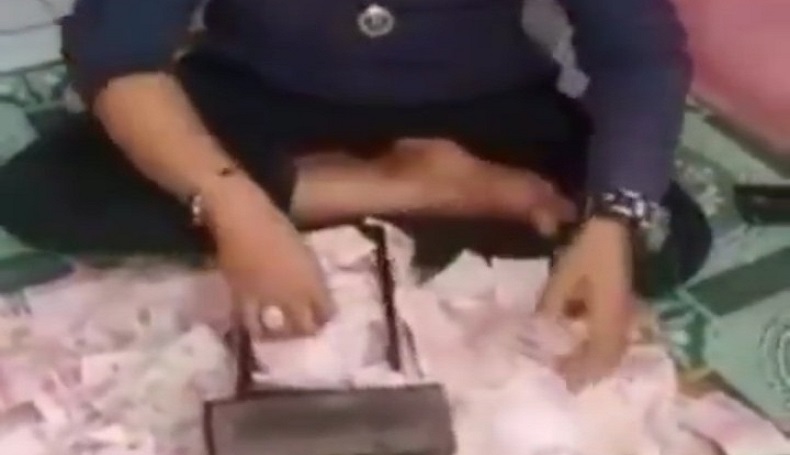 Pria Gandakan Uang dengan Jenglot Viral di Media Sosial
