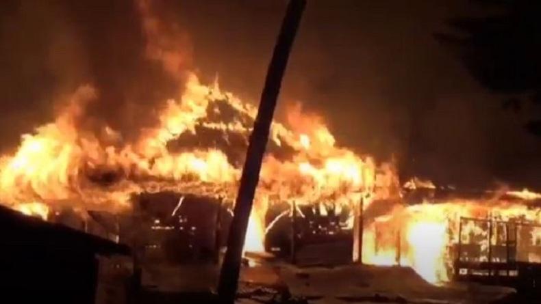 Kebakaran di Pesisir Barat, Kobaran Api Melalap Habis 8 Rumah Warga