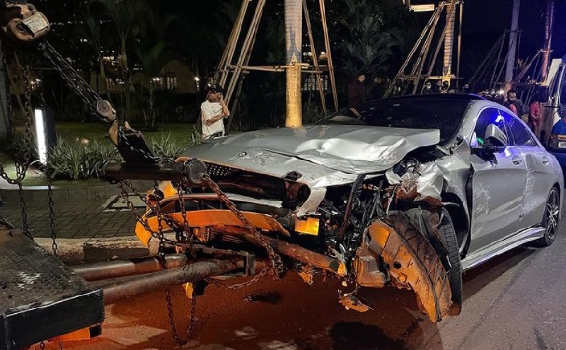 Kecelakaan di Jakarta Minggu Dini Hari, Mobil Mewah Ringsek di Senayan