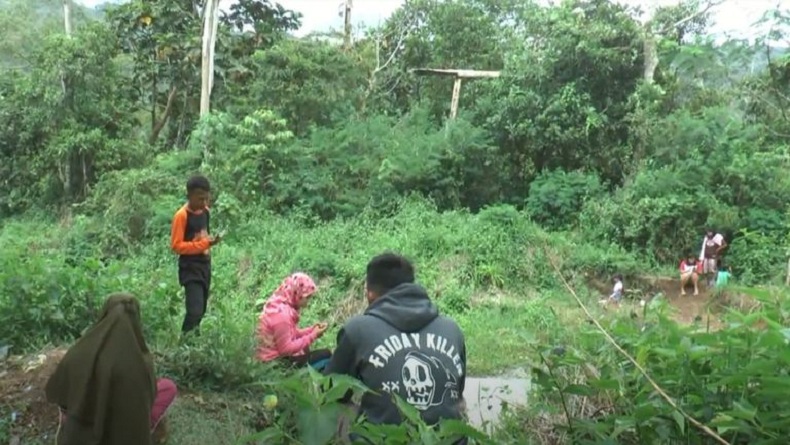 Miris, Warga Desa Terpencil di OKU Selatan Ini Kesulitan Dapat Sinyal Internet