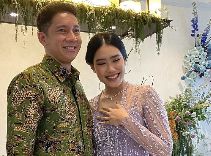 Alika Islamadina Resmi Bertunangan dengan Fotografer Raja Siregar   