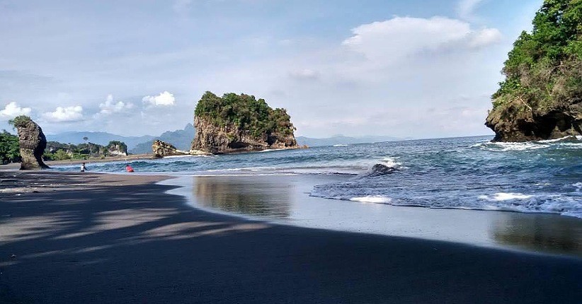 5 Pantai di Malang Paling Eksotis, Nomor 4 Unik Berpasir Hitam akibat Erupsi Semeru