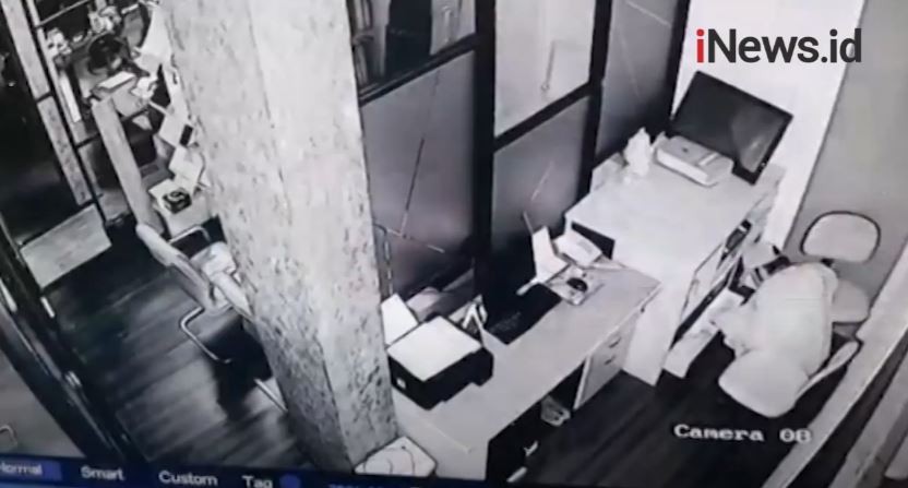 Terekam CCTV, Aksi Pencurian Dua Sepeda Motor di Sukaraya Bekasi