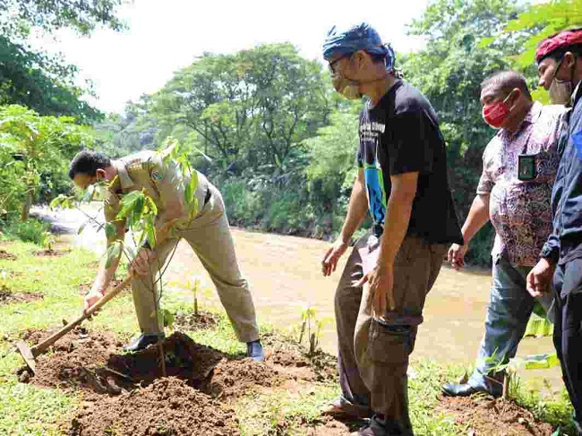 Peringati Hari Air Sedunia dengan Tanam Pohon, Anies Baswedan Ajak Warga Lestarikan Alam