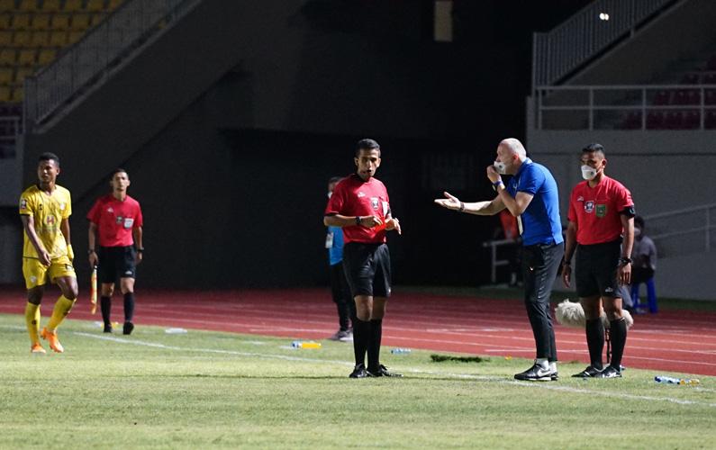 Ini Alasan Pelatih PSIS Dragan Djukanovic Menendang Bola hingga Dapat Kartu Merah