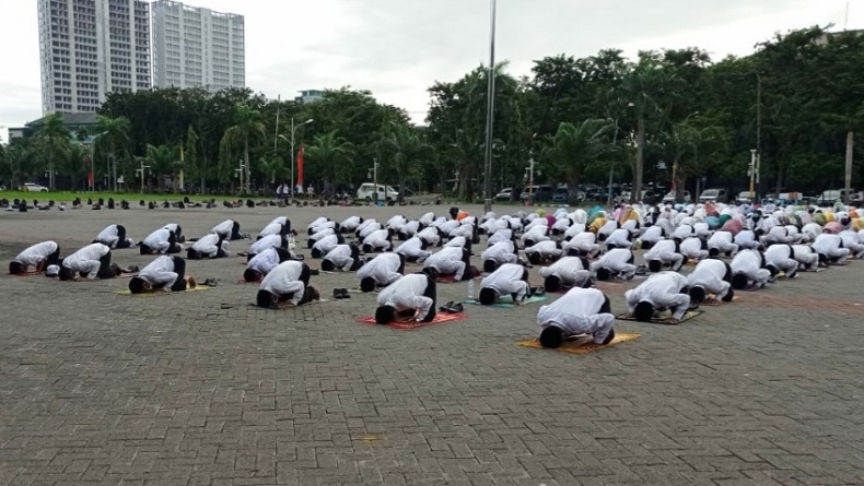 Terima SK Pengangkatan P3K, 227 Honorer Sujud Syukur di Halaman Kantor Pemkab Gresik