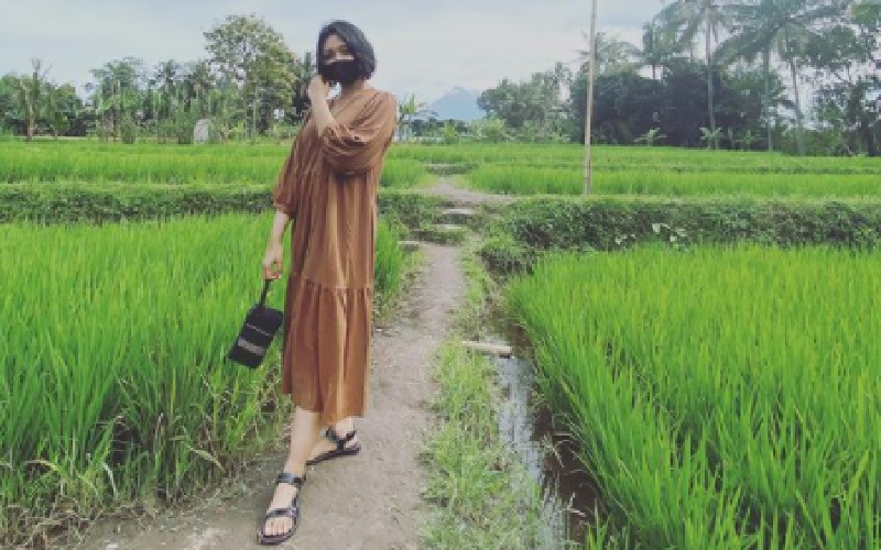 Gaya Santai Polwan Cantik Iptu Rita Foto di Tengah Sawah, Masker Tak Pernah Lupa