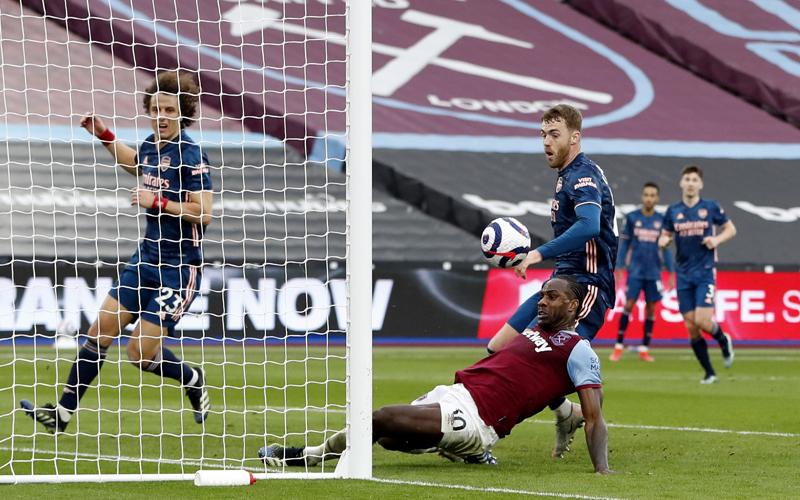 Ditolong 2 Gol Bunuh Diri, Arsenal Imbangi West Ham
