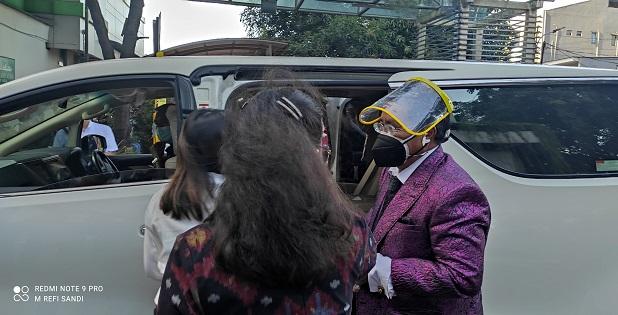 Pakai Jas Ungu, Hotman Paris Siap Divaksin Covid-19 Kedua di RS Koja