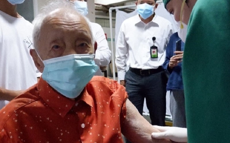 Kakek 104 Tahun Jalani Vaksinasi Covid-19, Penerima Tertua di Bogor