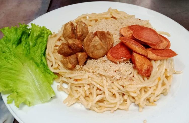 Sensasi Mencicipi Mi Pedas Warung Kedapi, Dijamin Bibir akan Ndower