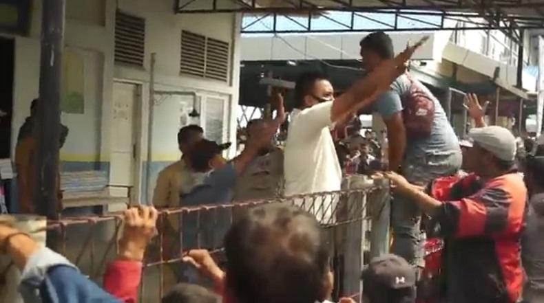Oknum Petugas Kesyahbandaran Injak Barang Jualan, Pedagang dan Nelayan di TPI Banda Aceh Ngamuk 