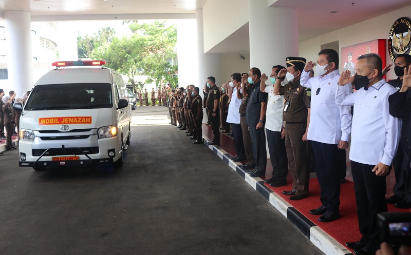 Jaksa Agung Pimpin Upacara Penghormatan Terakhir Jenazah Basrief Arief