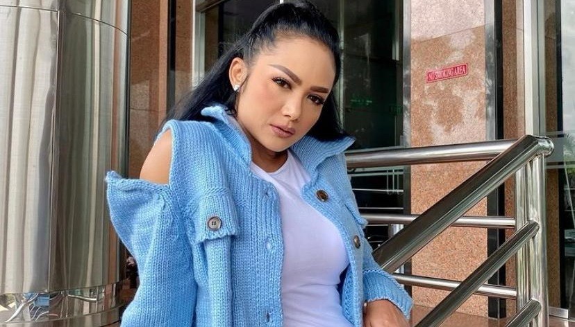 5 Gaya Krisdayanti Ulang Tahun Ke-46, Mirip Mahasiswi Usia 20-an