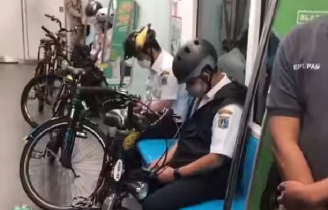 Anies Baswedan Bareng Riza Patria Jajal Naik MRT Khusus Sepeda Nonlipat