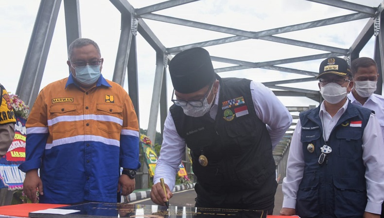 Resmikan Jembatan Cibuni, Ridwan Kamil Yakin Warga Sukabumi dan Cianjur Bahagia