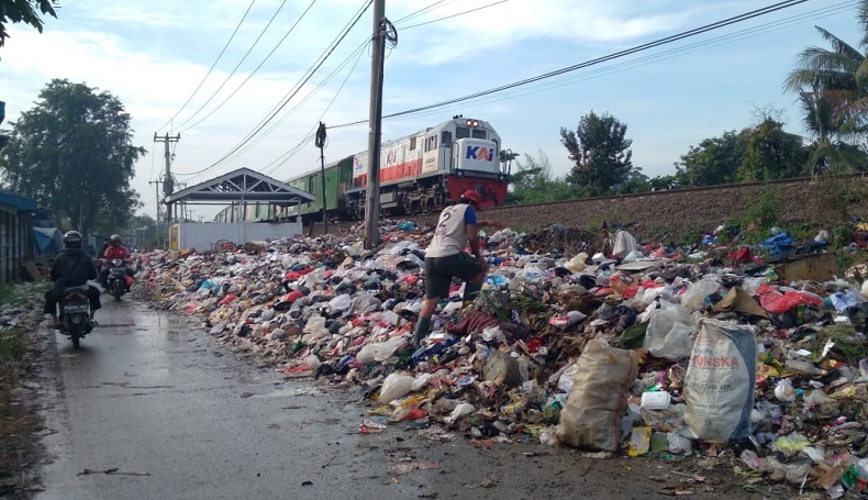 Viral di Medsos, Sampah Tiba-tiba Numpuk Sepanjang 100 Meter di Karawang