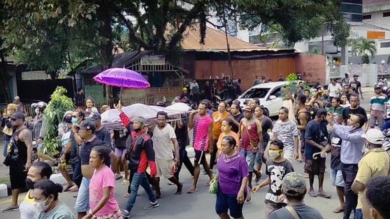 Ratusan Warga Arak Jenazah Korban Penikaman di Manokwari