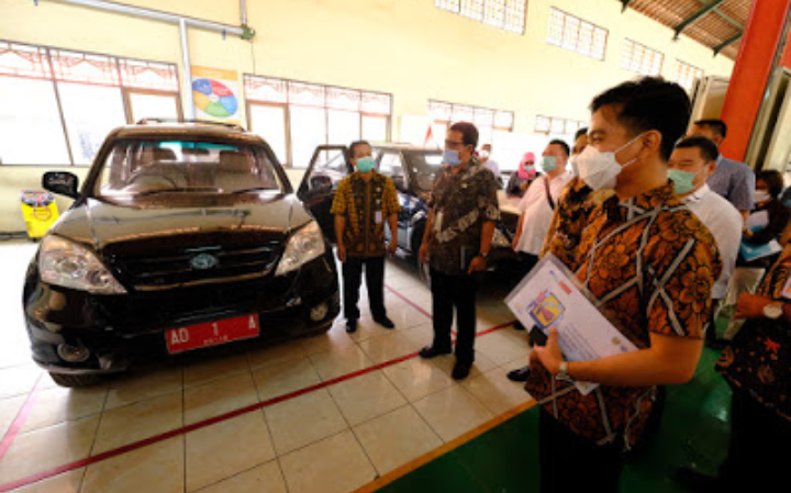 Lihat Mobil Esemka, Gibran Tertawa saat Ditanya Ingin Ikuti Jejak Sang Ayah
