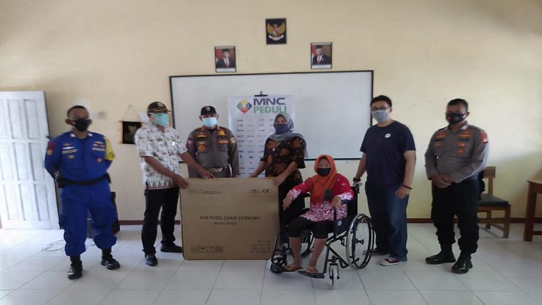 MNC Peduli Serahkan Alat Bantu Dengar dan Kursi Roda untuk Warga Desa Pantai Bakti Bekasi