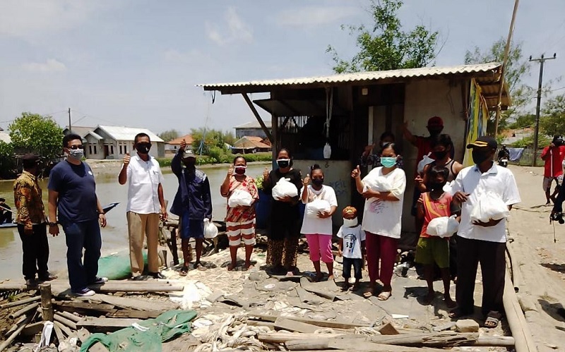 MNC Peduli dan Kemensos Salurkan Sembako di Kampung Nelayan Desa Pantai Bakti Bekasi