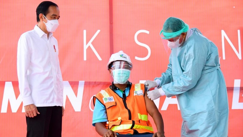 Tinjau Vaksinasi Massal di Dermaga Huseka’a Malteng, Jokowi Optimistis Herd Immunity Tercapai