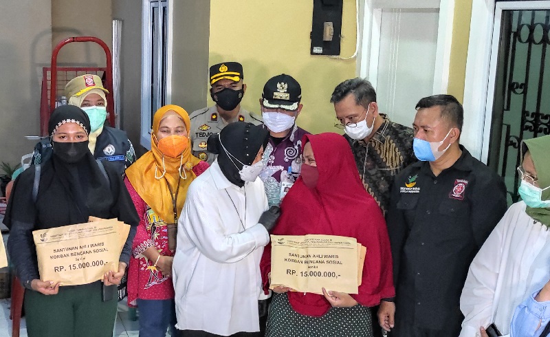 Mensos Risma Datangi Lokasi Kebakaran Matraman, Serahkan Santunan kepada Korban