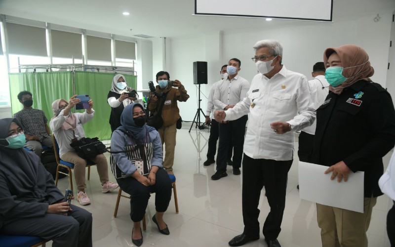 Disuntik Vaksin, Wagub Sumsel Tersenyum Lebar dan Percaya Diri