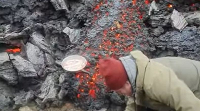 Nekat, Pria Ini Masak Daging dan Telur di Atas Lava Pijar Gunung Berapi