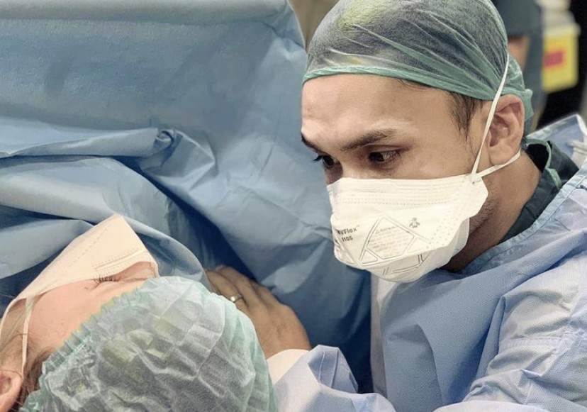 Sempat Terlilit Tali Pusar, Begini Cerita Persalinan Anak Randy Pangalila