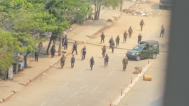 Tolak Perintah Tembak Demonstran, Ratusan Polisi Myanmar Kabur ke India