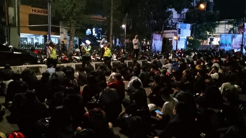 Remaja Nongkrong di Dago Dibubarkan Polisi, Ratusan Motor Disita