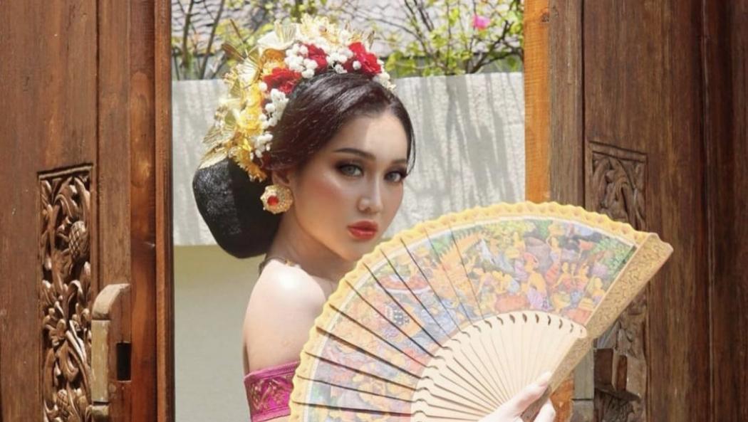 4 Potret Gaya Lucinta Luna Liburan Sambil Pamer Body Goals