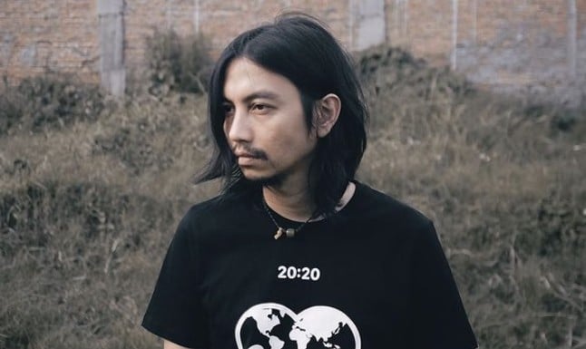 Kutuk Pelaku Bom, Musisi Fiersa Besari Kirim Doa untuk Korban di Gereja Katedral Makassar