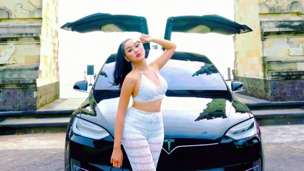 Lucinta Luna Pose Seksi di Depan Mobil Listrik Tesla Model X, Netizen: Bodynya Meletup 