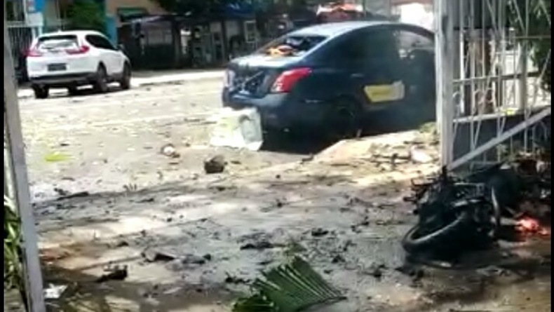  Polisi Bawa Dua Kantong Jenazah dari Gereja Katedral Makassar