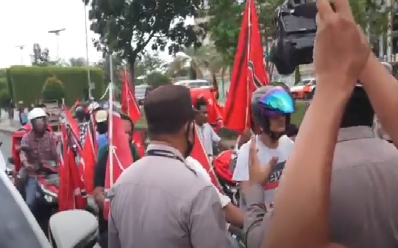 Konvoi Warga Bawa Bendera Bulan Bintang Sambil Teriakan Aceh Merdeka Nyaris Ricuh