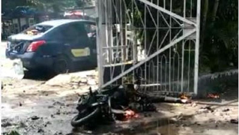  Ledakan di Gereja Katedral Makassar, 1 Unit Sepeda Motor Gosong Terbakar
